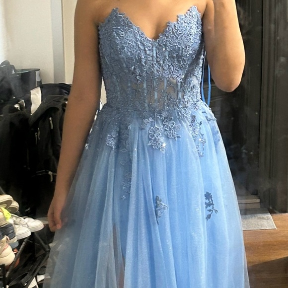 Elegant Soft blue gown - Picture 3 of 6